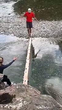 La bonne idée de traverser une rivière sur un tronc d'arbre