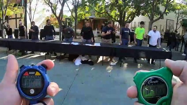 Aux États-Unis, un record de passage de 10 T-shirts sur un fil de 10 personnes a été établi en moins de 2 minutes.