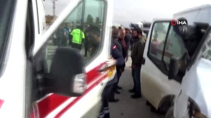 Minibüsle beton mikseri çarpıştı: 3 yaralı