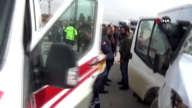 Minibüsle beton mikseri çarpıştı: 3 yaralı