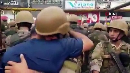 Lübnan’da protestocular ve askerler arasında duygusal anlar