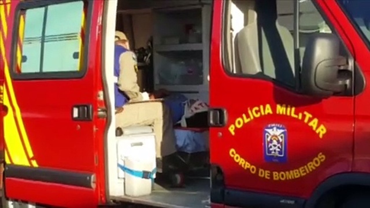 Mulher é socorrida após colisão entre carro e moto