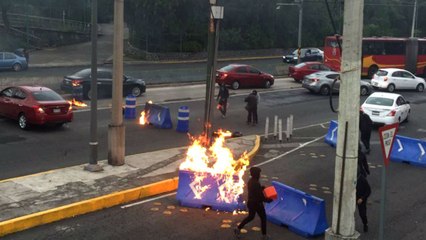 Encapuchados bloquean Insurgentes Sur