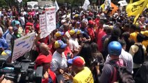 Opositores y oficialistas se movilizan en una Venezuela que sufre de escasez