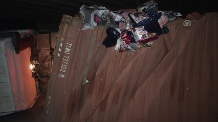 Bakırköy'de devrilen tırın şoförü yaralandı - İSTANBUL