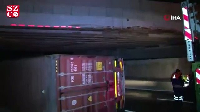 Tren yolundaki köprüye çarpan TIR devrildi