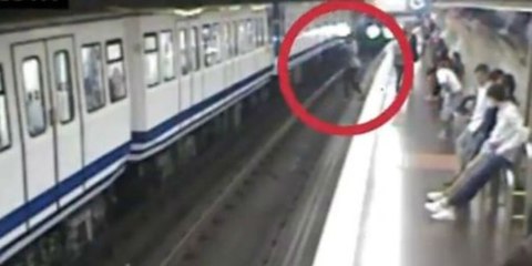 Vídeo Viral: La espeluznante caída en las vías del Metro de Madrid de la pasmada que iba mirando el móvil