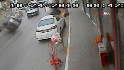 Servis aracını sollamaya çalışan otomobil böyle takla attı