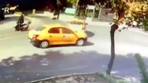 Beylikdüzü'nde taksici ile motosikletlinin tekme, tokat ve sopalı yol kavgası kamerada