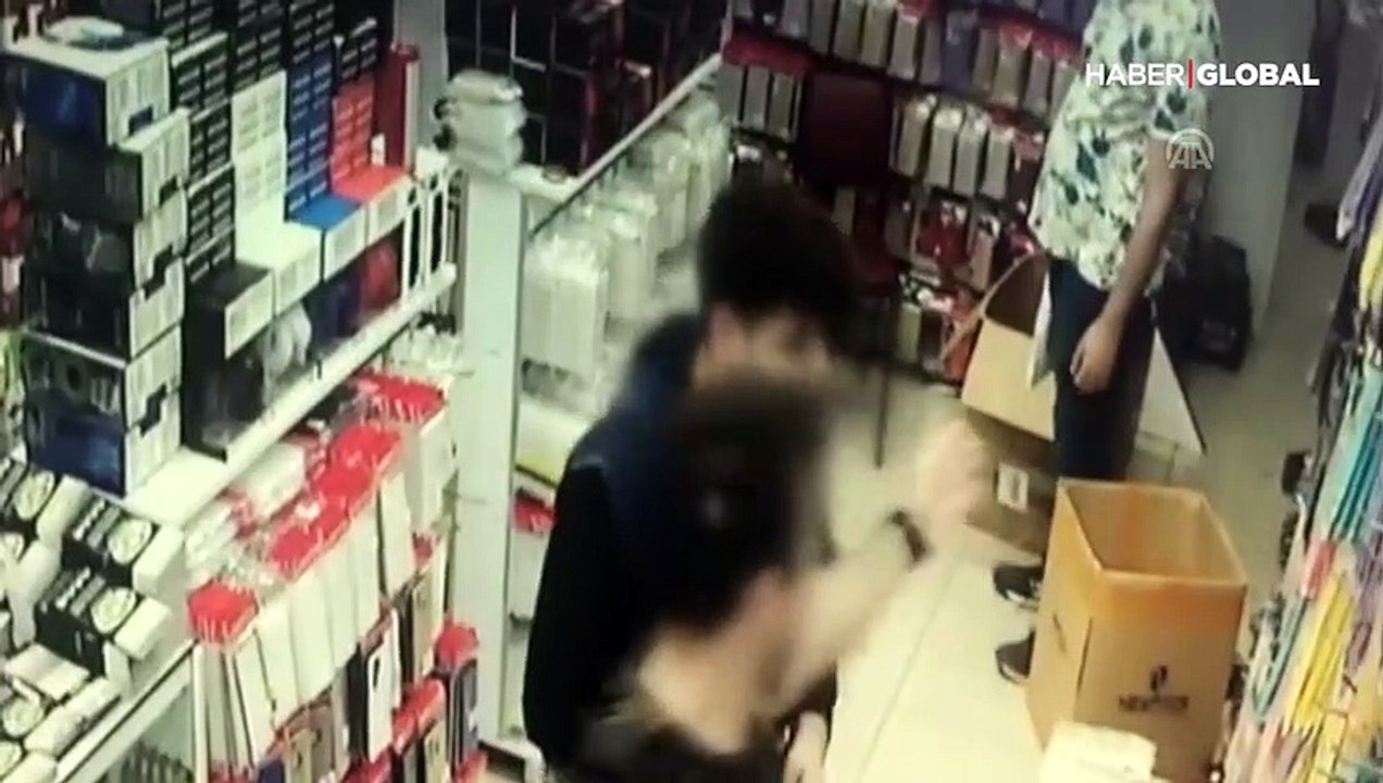 Hırsızlık anı saniye saniye kameraya yakalandı