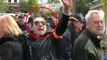 Las redes bautizan a este manifestante, que apoyaba a Franco, como ‘Loquillo’ y a sus acompañantes ‘Los trogloditas’