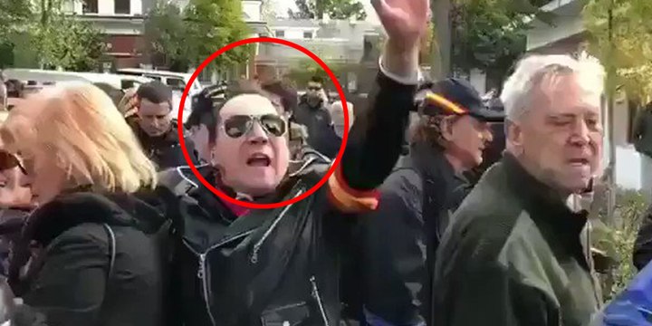 Las redes bautizan a este manifestante, que apoyaba a Franco, como ‘Loquillo’ y a sus acompañantes ‘Los trogloditas’
