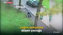 Lağım çukuruna düşen çocuğu annesi saniyeler içinde kurtardı