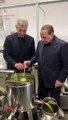 Silvio Berlusconi assaggia l'olio di oliva durante la visita ad un frantoio in Umbria (24.10.19)
