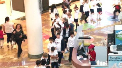 Yüzlerce minik kotları ile metrelerce ‘iyilik’ kuyruğu oluşturdu