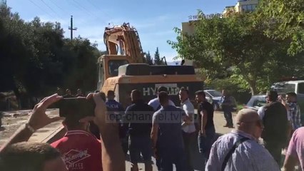 Tensione në Orikum! Shembja e godinave, banorët përplasen fizikisht me policinë dhe  IKMT-në