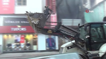 Koruma altındaki tarihi bina çöktü, korku dolu anlar yaşandı