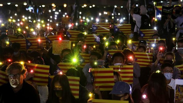 Χονγκ Κονγκ: Διαδηλωτές υπέρ της ανεξαρτησίας της Καταλονίας