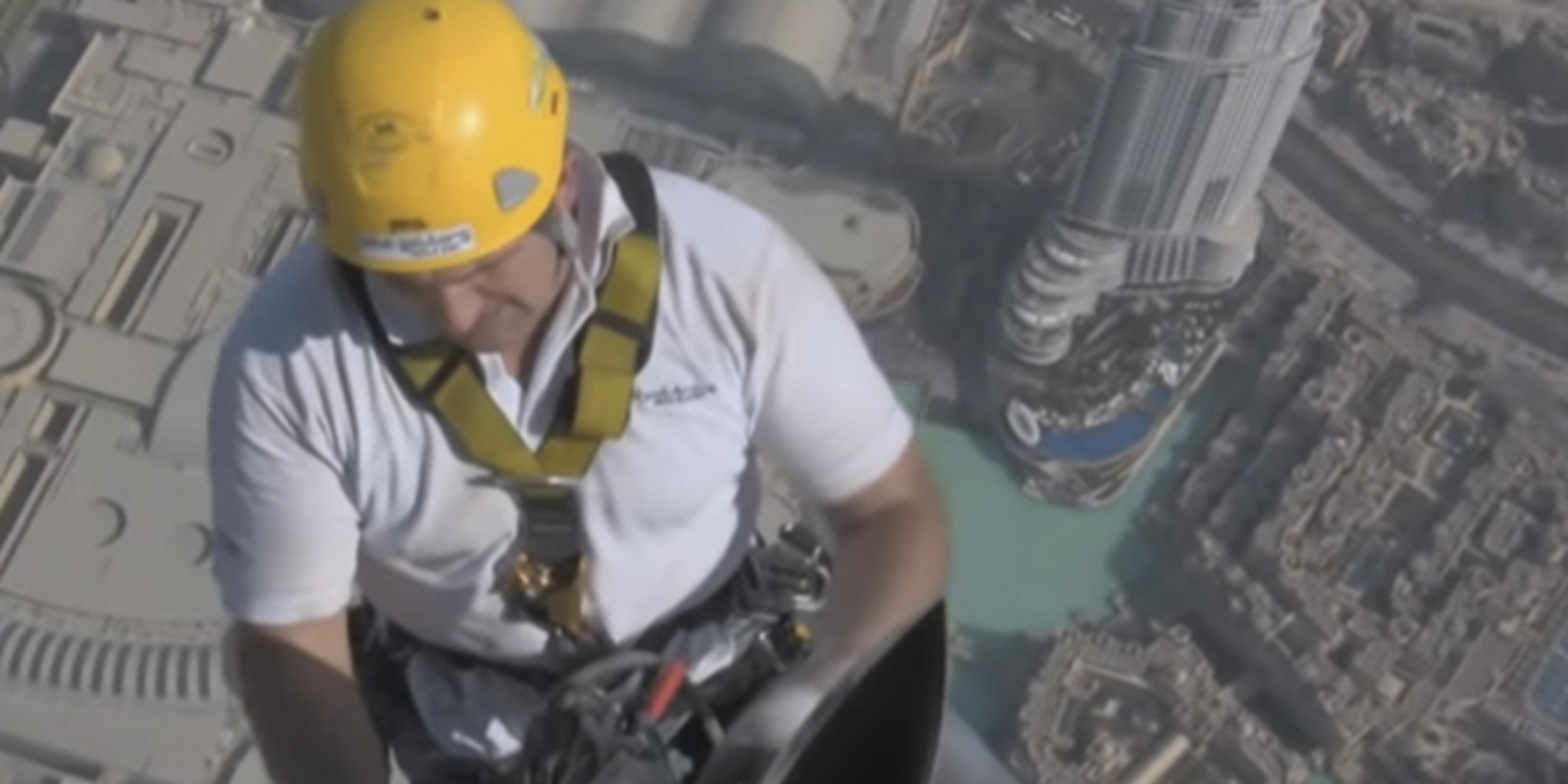 ⁣Esto es lo que ven los trabajadores desde lo más alto del Burj Khalifa