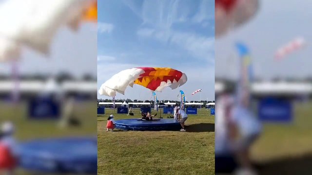 Los paracaidistas militares se desquitan de la 'farola' con un salto perfecto en China