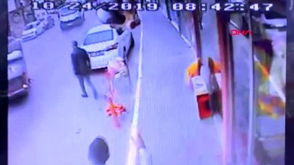 Pendik'teki park halindeki araçlara çarpıp takla atan otomobil kamerada