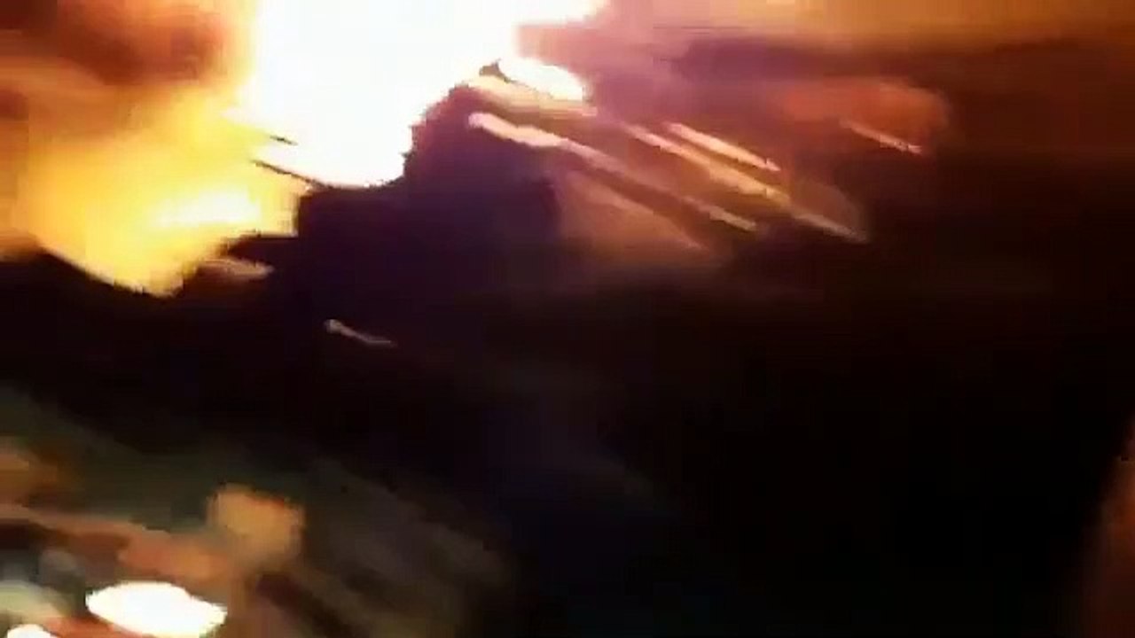 Unos camioneros les desmontan una barricada a los separatistas y les hacen huir: "¡Venid aquí, perroflautas!"