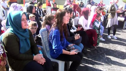 Anneleri ile sahneye çıkıp yöresel kıyafetleri sergilediler