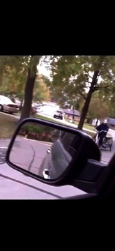 Elle laisse son mari seul à la maison pour quelques minutes et reviens à ça