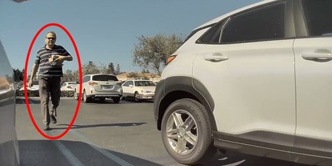 Pillan a este envidioso que rayó con una llave un Tesla tras ser grabado por el propio vehículo