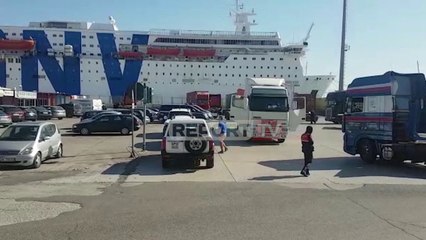 Download Video: Report TV -Aksion Blic në Portin e Durrësit, dyshohet për lëndë narkotike të fshehur në kontenier