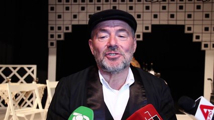 “Fqinjët”, një dramë emigracioni/ Vepra e Ruzhdi Pulahës në festivalin e teatrit