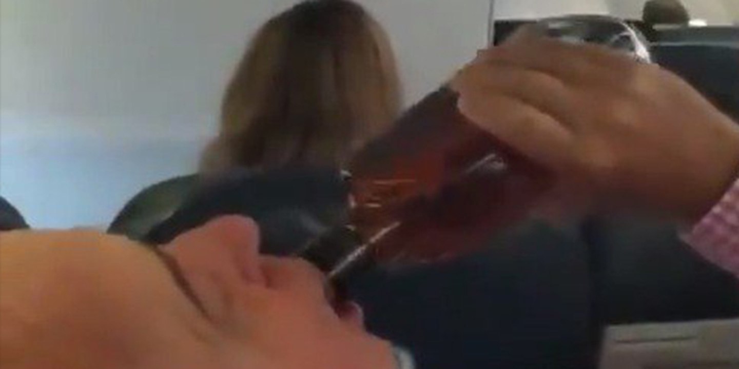 El avión parecía que se iba a estrellar y los pasajeros beben y rezan durante un aterrizaje de emergencia