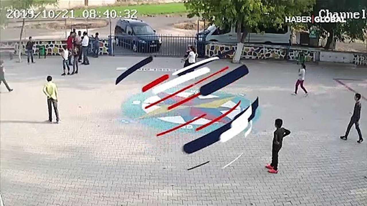 Diyarbakır'da okul bahçesinde öğretmene saldıran veli tutuklandı