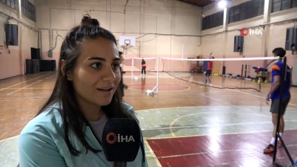 Çift elle atılamayan badminton servislerini tek elleri ile atıyorlar