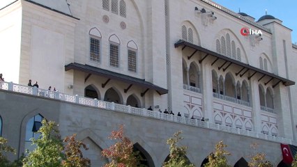 Tải video: Cumhurbaşkanı Erdoğan, Cuma namazını Çamlıca Camii'nde kıldı