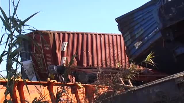 El temporal provoca el espectacular descarrilamiento de un tren de mercancías en Lleida