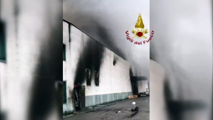 Leno (BS) - In fiamme l’impianto di produzione di un caseificio -1- (24.10.19)
