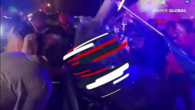 Otomobil aydınlatma direğine ok gibi saplandı: Esra öldü, ablası ağır yaralı