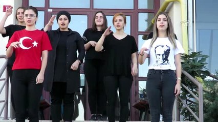 Mehmetçiğe işaret diliyle selam yolladılar