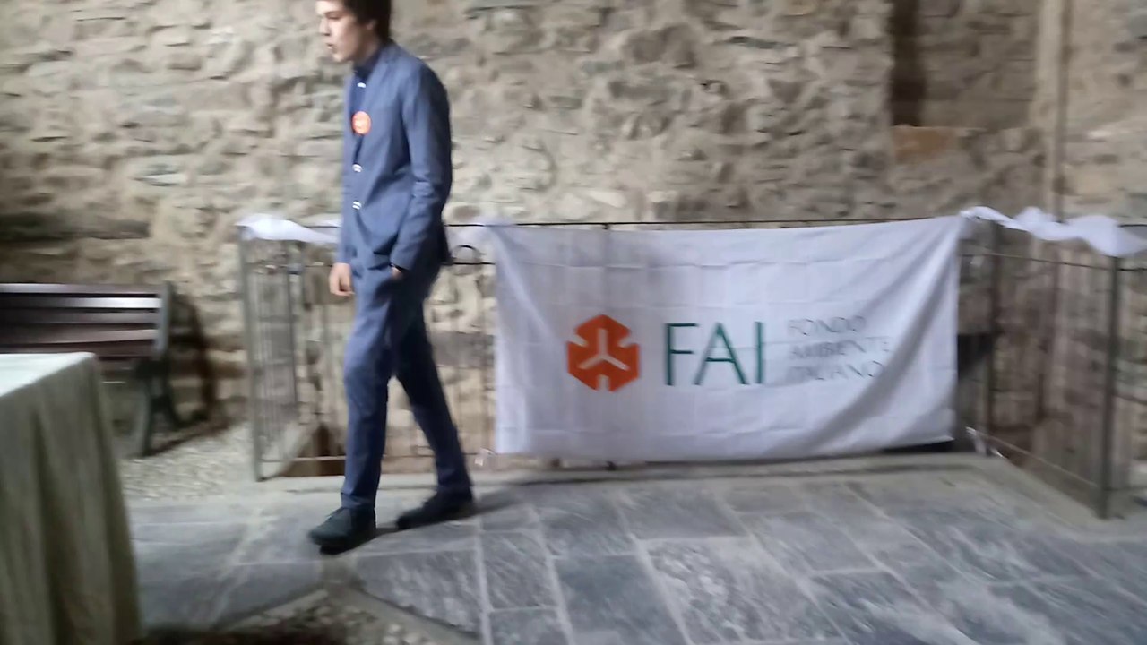 Stefano Roggeri illustra la LOGGIA DEGLI INNAMORATI di Montalto Ligure, Imperia, nell'ambito delle Giornate FAI d'Autunno 2019. Da Hotel Lucciola di Santo Stefano al Mare.