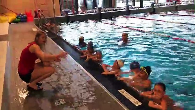 Comme un poisson dans l'eau apprend à nager aux enfants