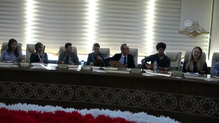 ASÜ Rektörü Şahin, yabancı öğrencilerle şarkı söyledi - AKSARAY