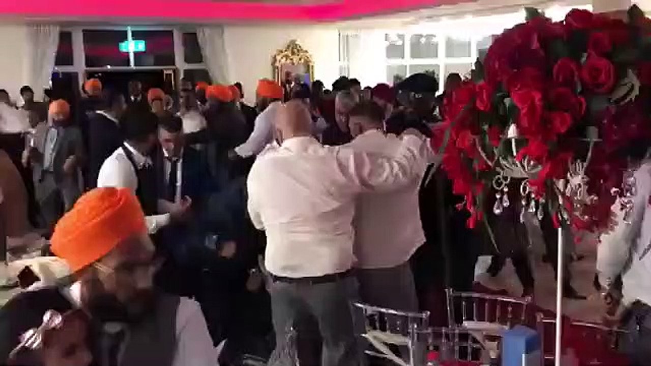 Porrada num casamento entre familiares dos noivos!