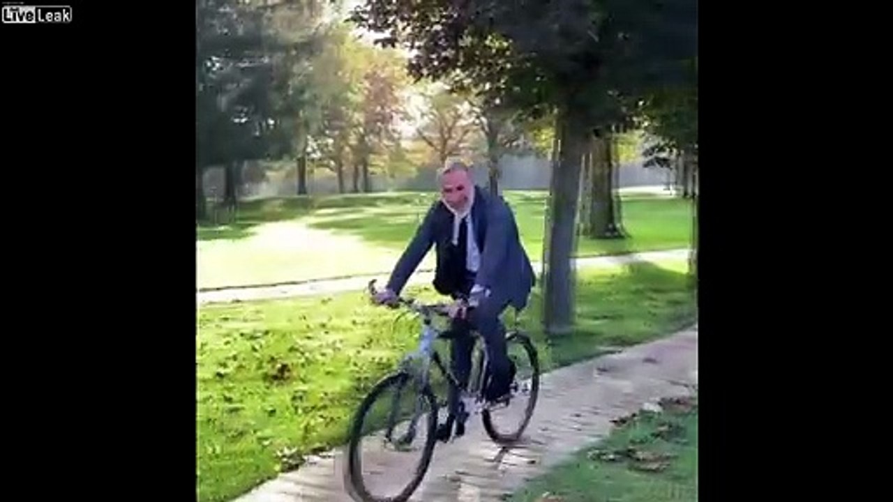 Plongeon en vélo dans la piscine par un millia...