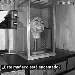 Inquietante momento en que un viejo muñeco ventrílocuo parpadea y abre la boca