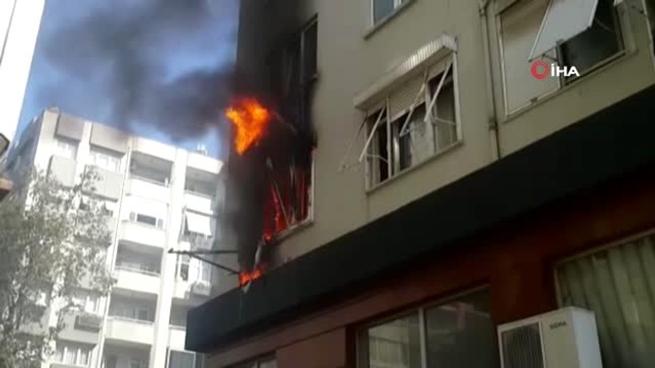 Apartman alev alev yandı, vatandaşlar film izler gibi izledi