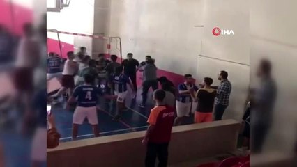 Öğretmenlerin kavgasını öğrenciler ayırdı... O anlar kamerada