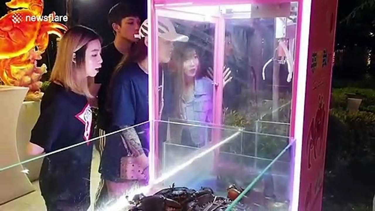 Seafood restaurant  in Singapore apologises for using live crab claw machine