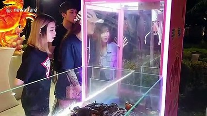Seafood restaurant  in Singapore apologises for using live crab claw machine