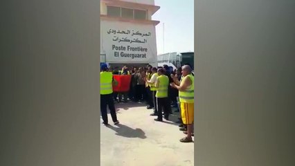 Télécharger la video: سائقو الشاحنات يحتجون على غلق معبر الكركرات الحدودي